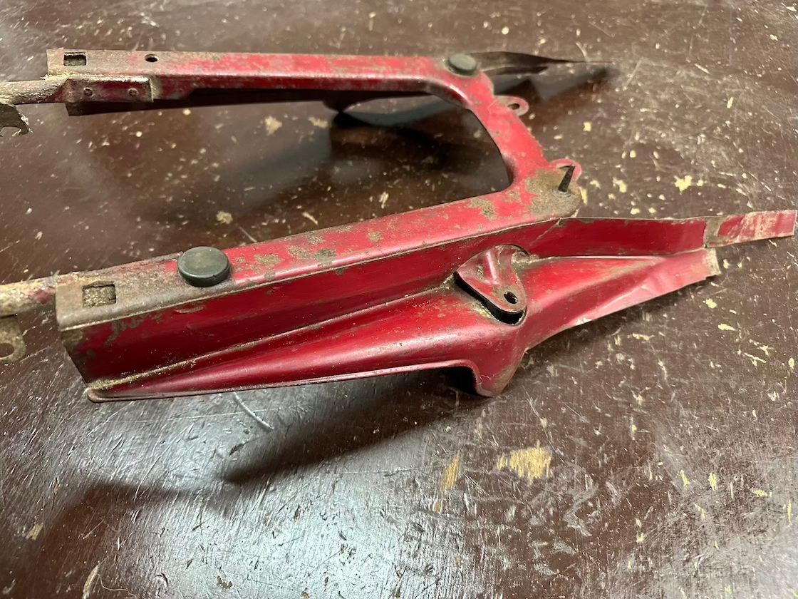 Predám pôvodný podsedlový rámeček JAWA 250/590 350/361 SPORT - 5