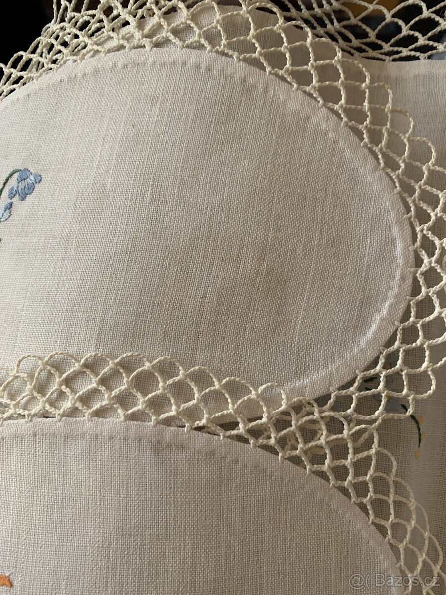 Sada starých ručně vyšívaných deček na chalupu - 5