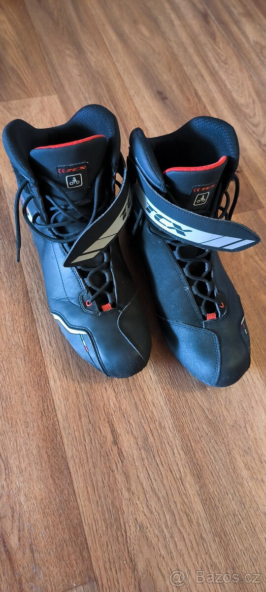 Výbava na moto - helma, rukavice, džíny, boty - 5