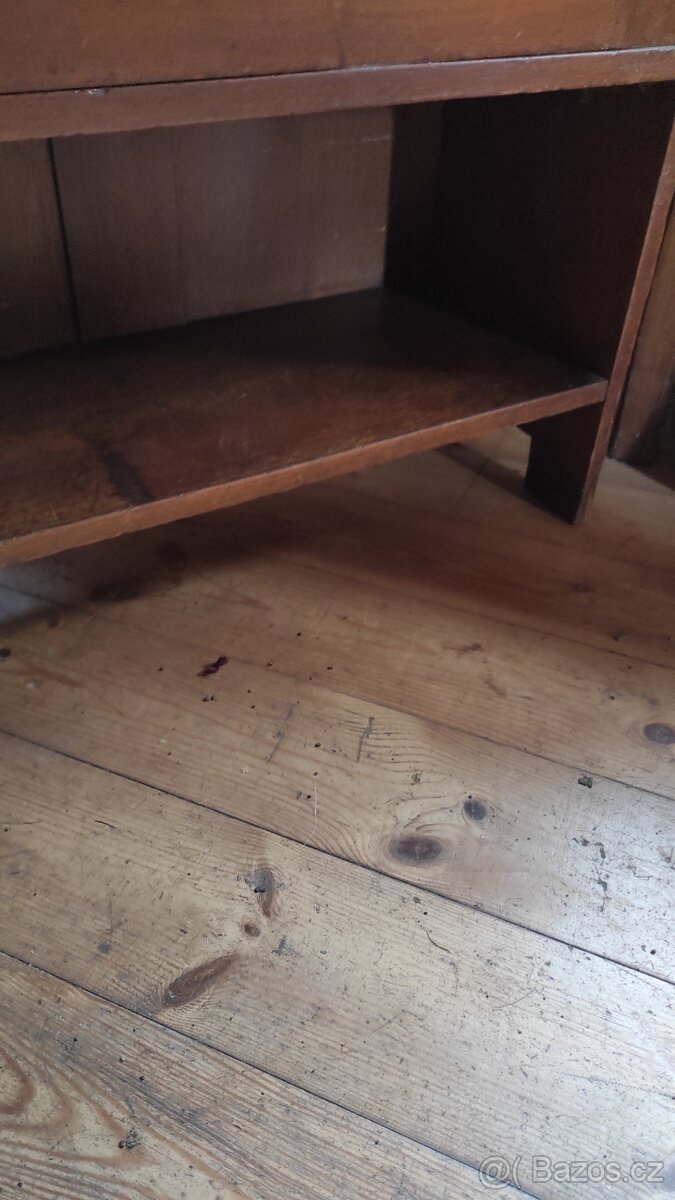 Stará prosklená skříňka - 5