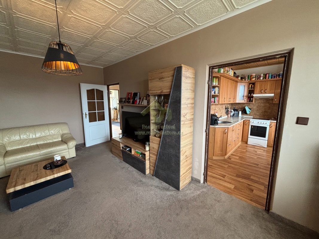 Rokycany-prodej velkého bytu 3+1 se zasklenou lodžií - 5