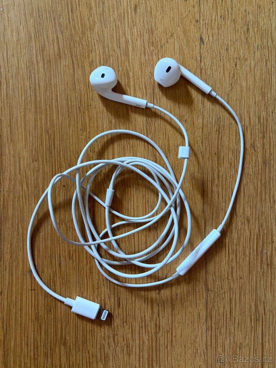 iPhone 11 black + Apple EarPods - 5