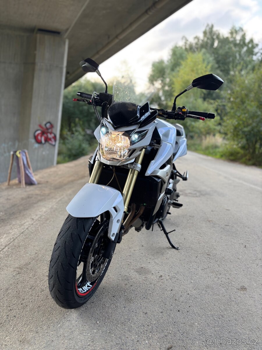 Suzuki GSR 750 - 5