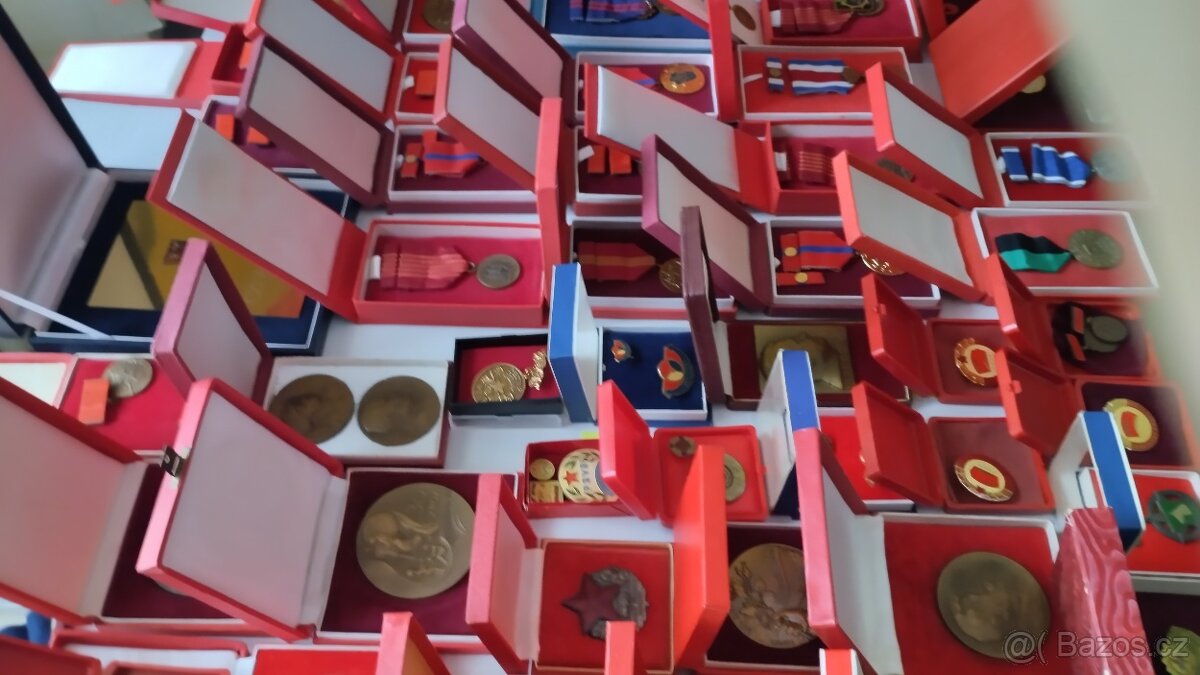 Prodám medaile, vyznamenání a plakety od roku 1945 - 5