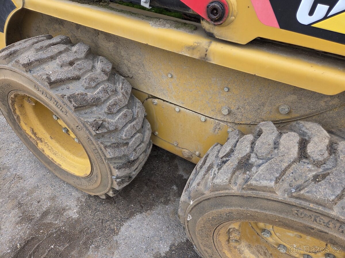 Kompaktní nakladač Caterpillar 216 B - 5