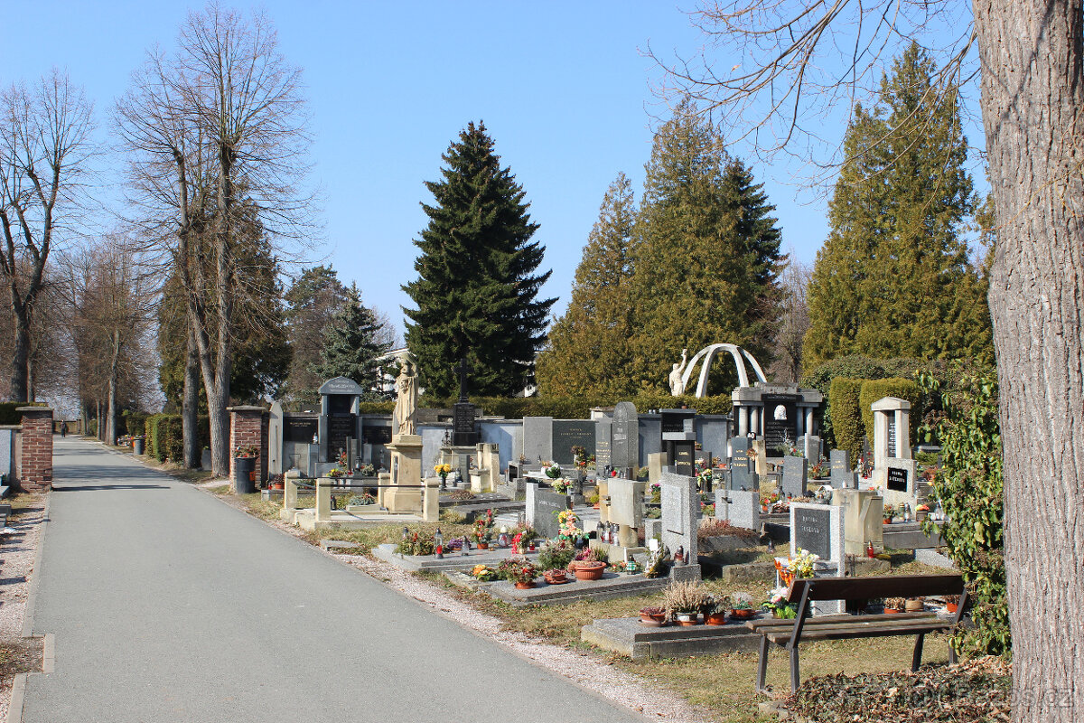 Hrobka s pomníkem - 5