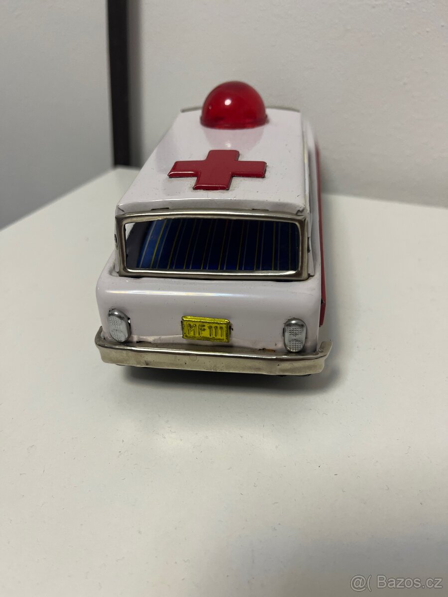 Staré plechový model sanitky - 5