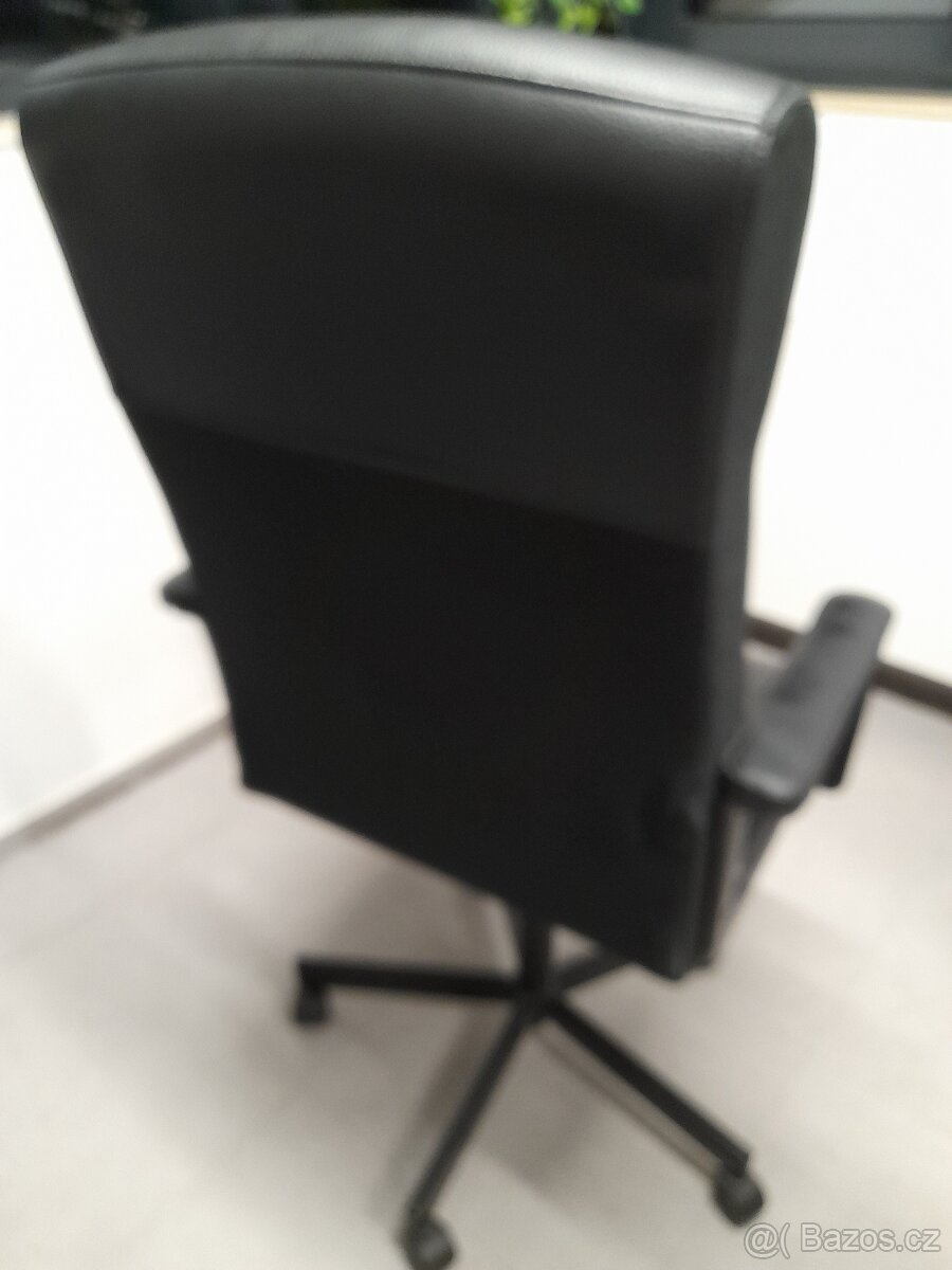 Prodám starší kancelářské křeslo židle z kůže - 5