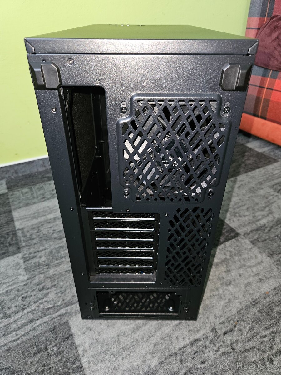 Prodám počítačovou skříň Fractal Design Define 7 Compact - 5