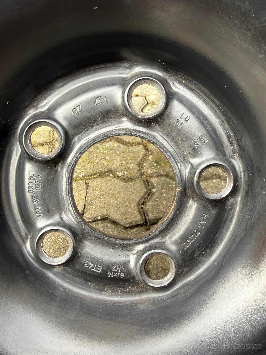 Prodám originál VW plechový disk R14 včetně pneumatiky - 5