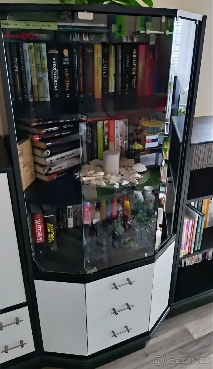 Skříň/ vitrína se šuplíky - 5