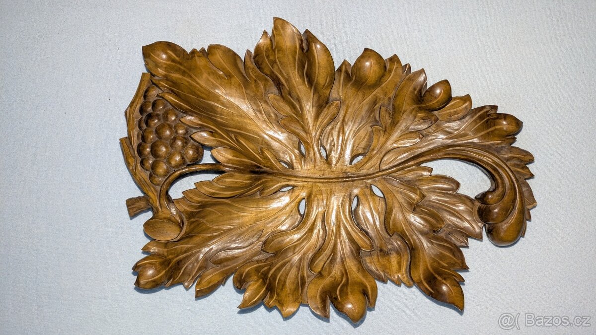 Vyřezávaná skříňka, vyřezávané poličky, podstavce na květiny - 5