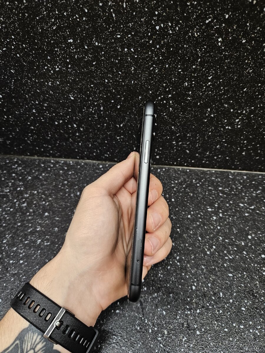 iPhone 11. 128 GB Černý 82% baterie - 5