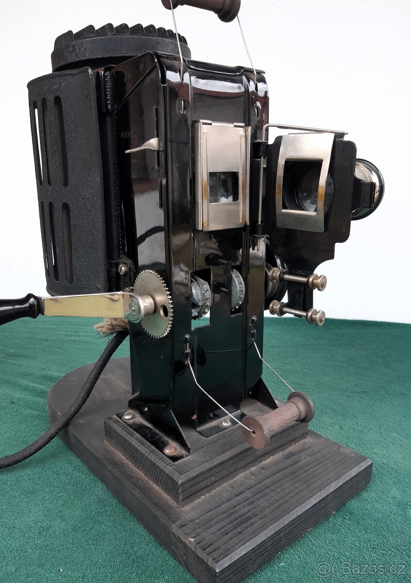 Promítačka na ruční pohon - 5