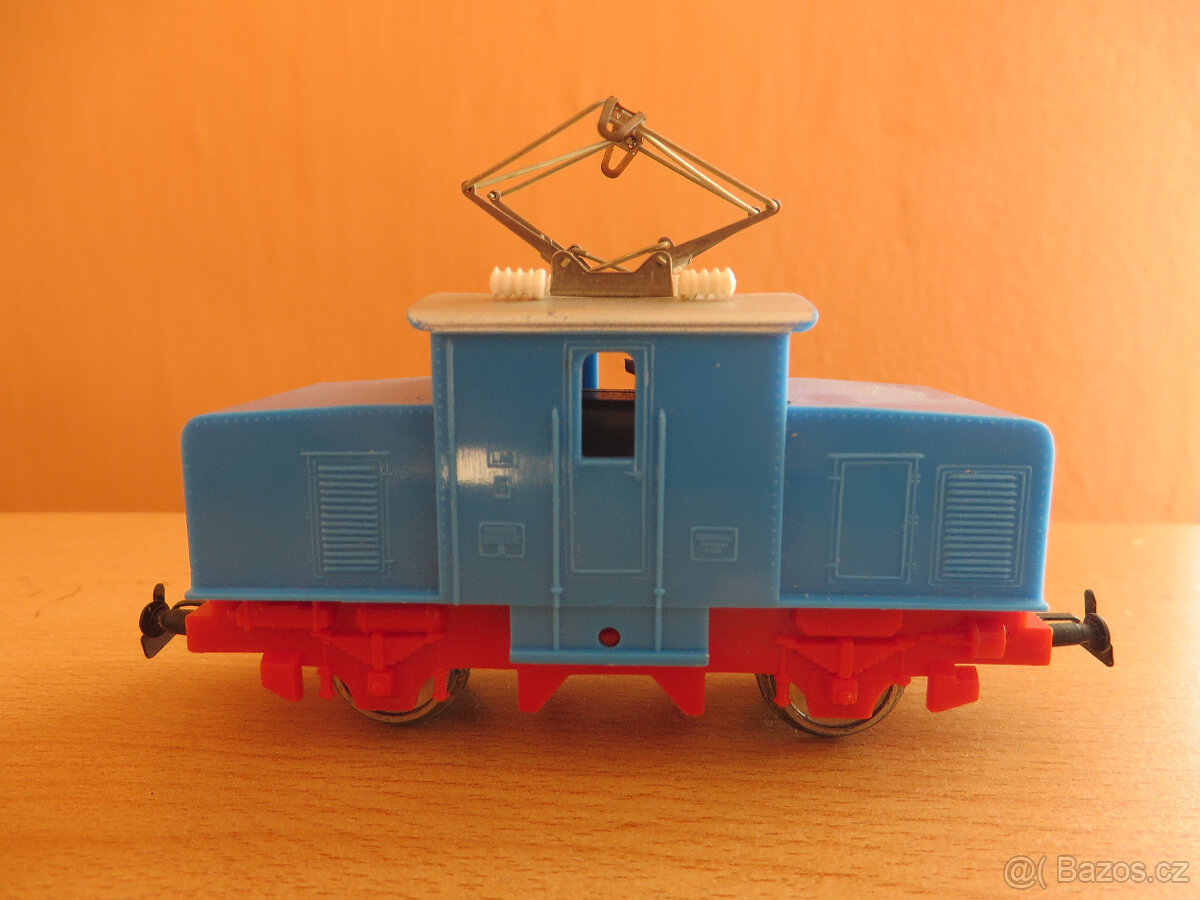 Kolejiště+ el. mašinka + vagónky - 5