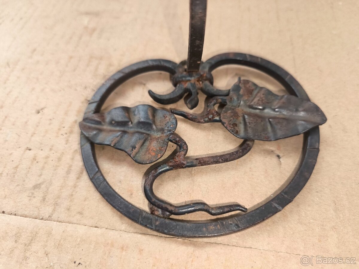 Prodám starožitný držák z tepaného železa - 5