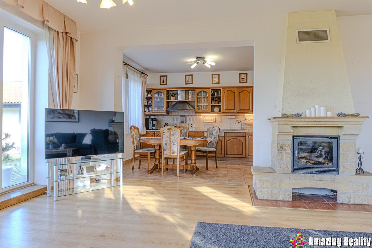 Prodej nadstandardního rodinného domu se zahradním domkem a - 5