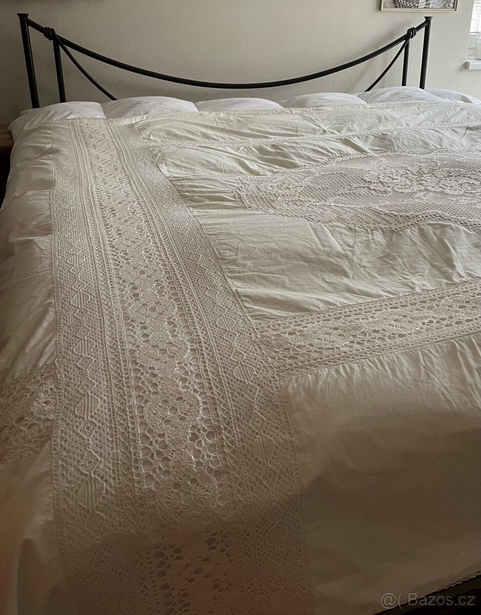 Starožitný ručně vyšívaný přehoz na postel - 5