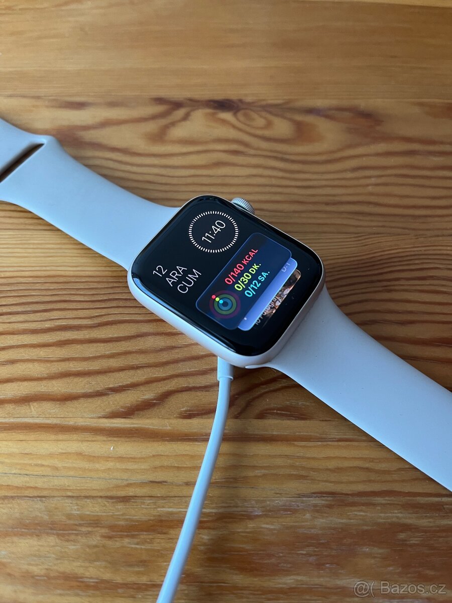 Apple Watch SE 2 (GPS) 44 mm bílé barvě - 5