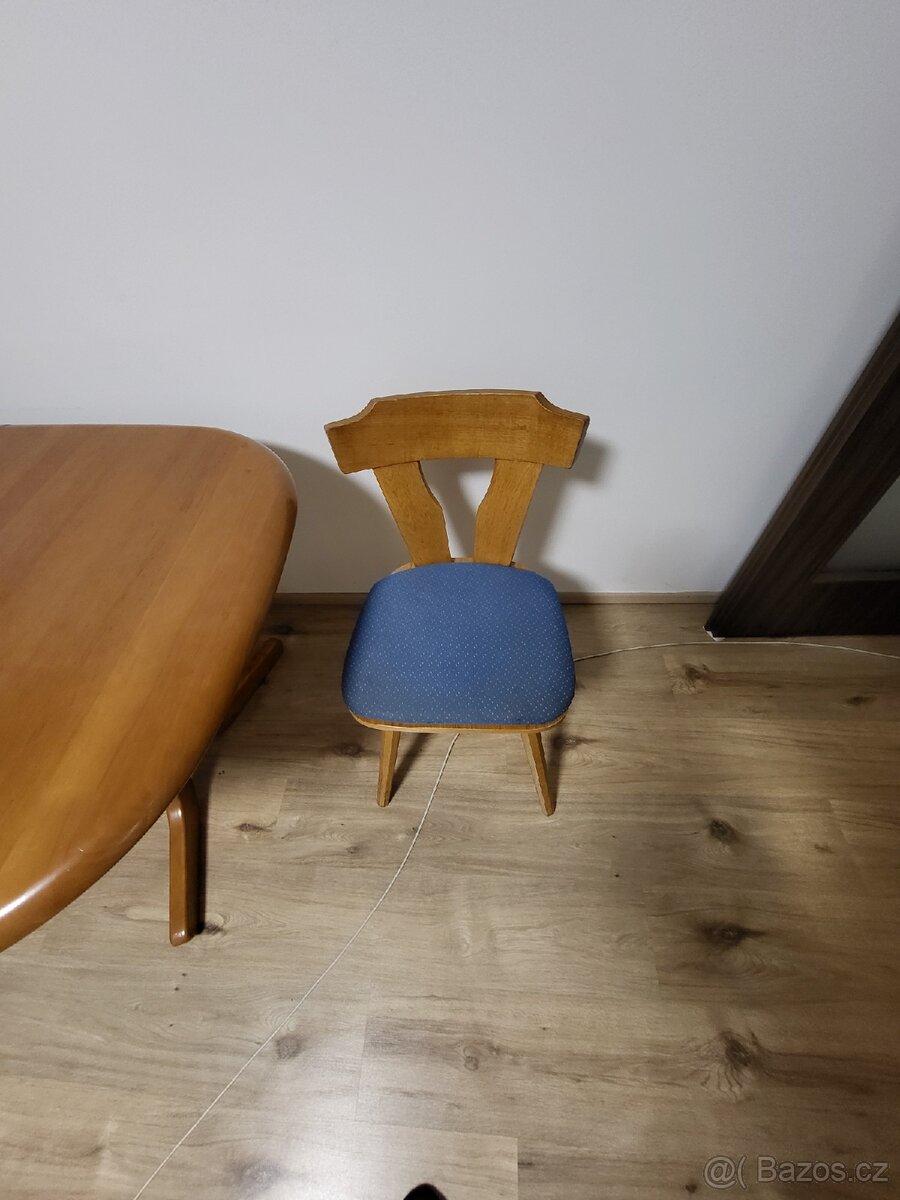 Jídelní stůl a čtyři židle - 5