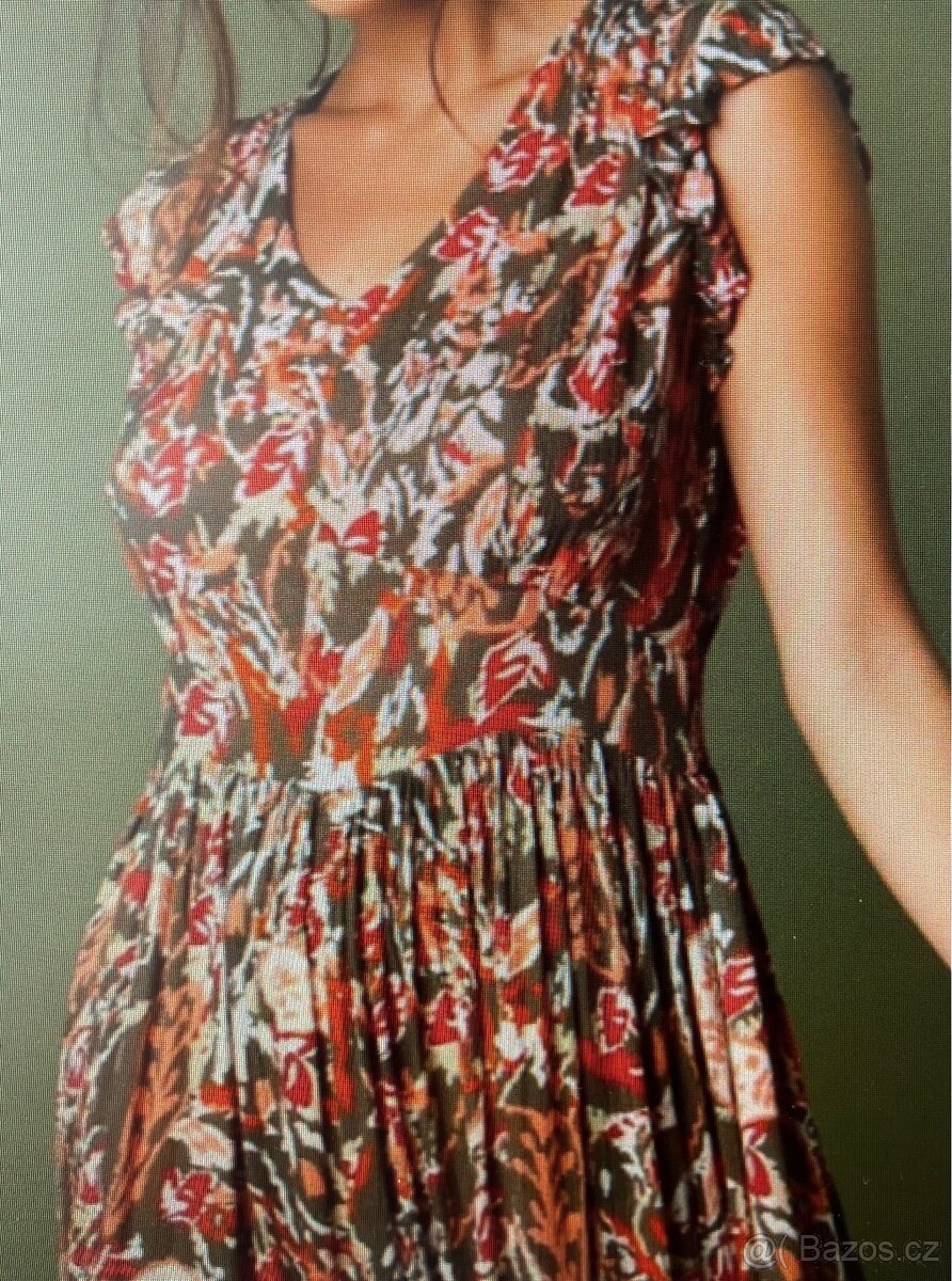 Dlouhé letní šaty s výstřihem do V - 5