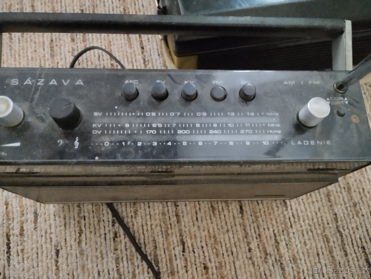Nabízím retro magnetofony, včetně pásků a radio. - 5