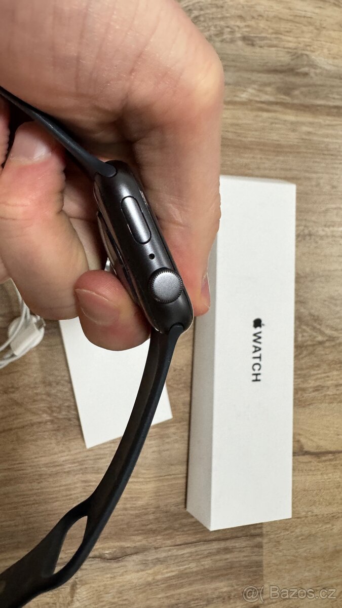 Apple Watch SE 3 se sportovním řemínkem - 5
