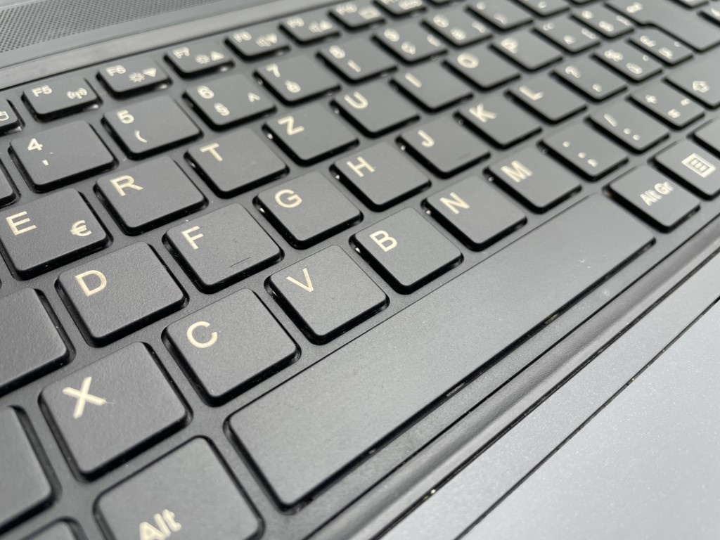 Větší 15.6" notebook na hry s NVIDIA GeForce - 5