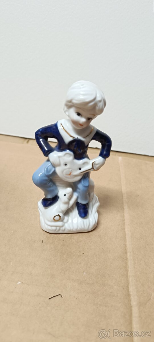 ručně malovaná porcelánová figurka chlapce se psem - 5