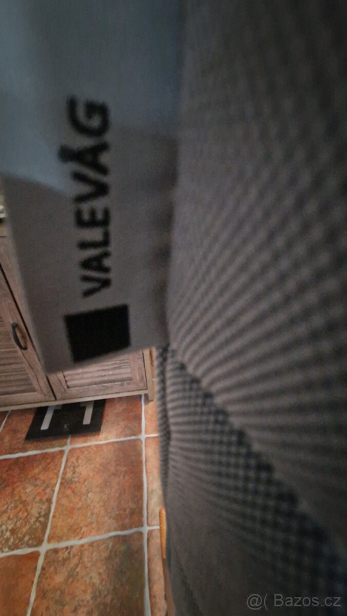 Dřevěná postel s matrací - 5