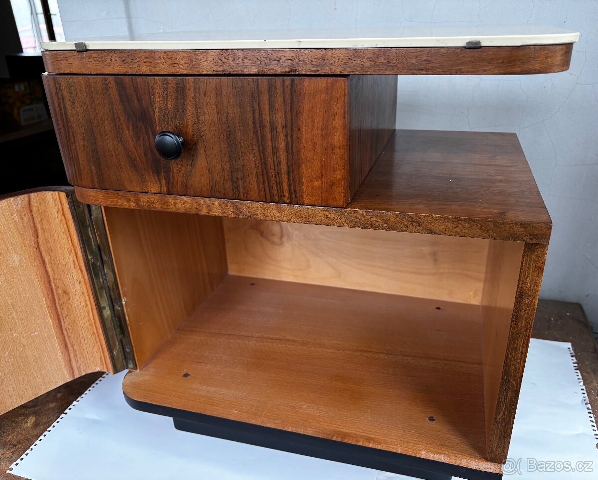 Zrenovovaný noční stolek - 5