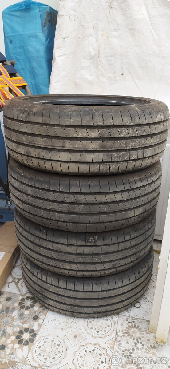 Goodyear 215/50 R18 - 5