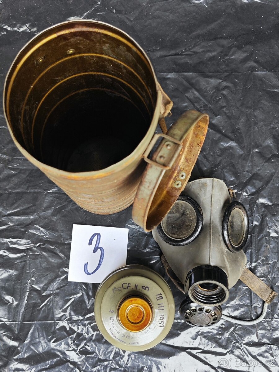 Staré obaly a plynové masky - 5