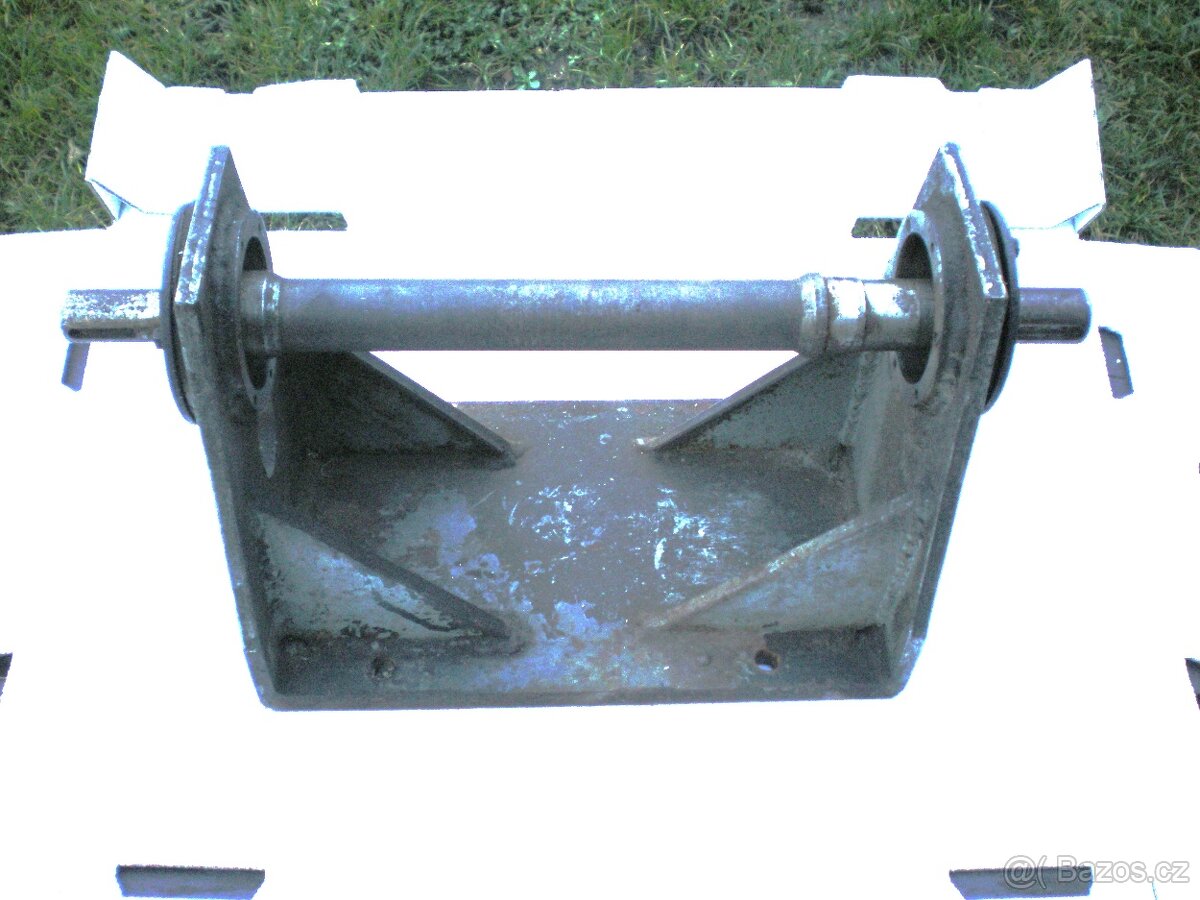 Ložiskové domečky + hřídel na brusku - 5