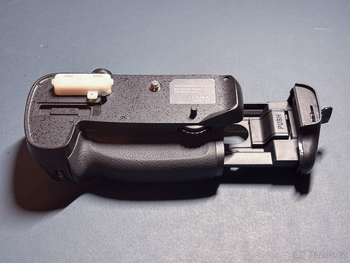 Bateriový grip pro Nikon D7100 / D7200 - 5