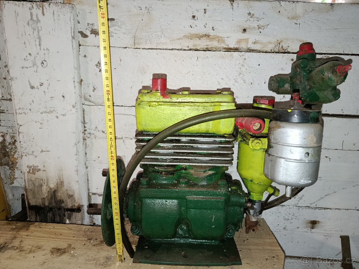 Starý masivní vzduchový kompresor - 5