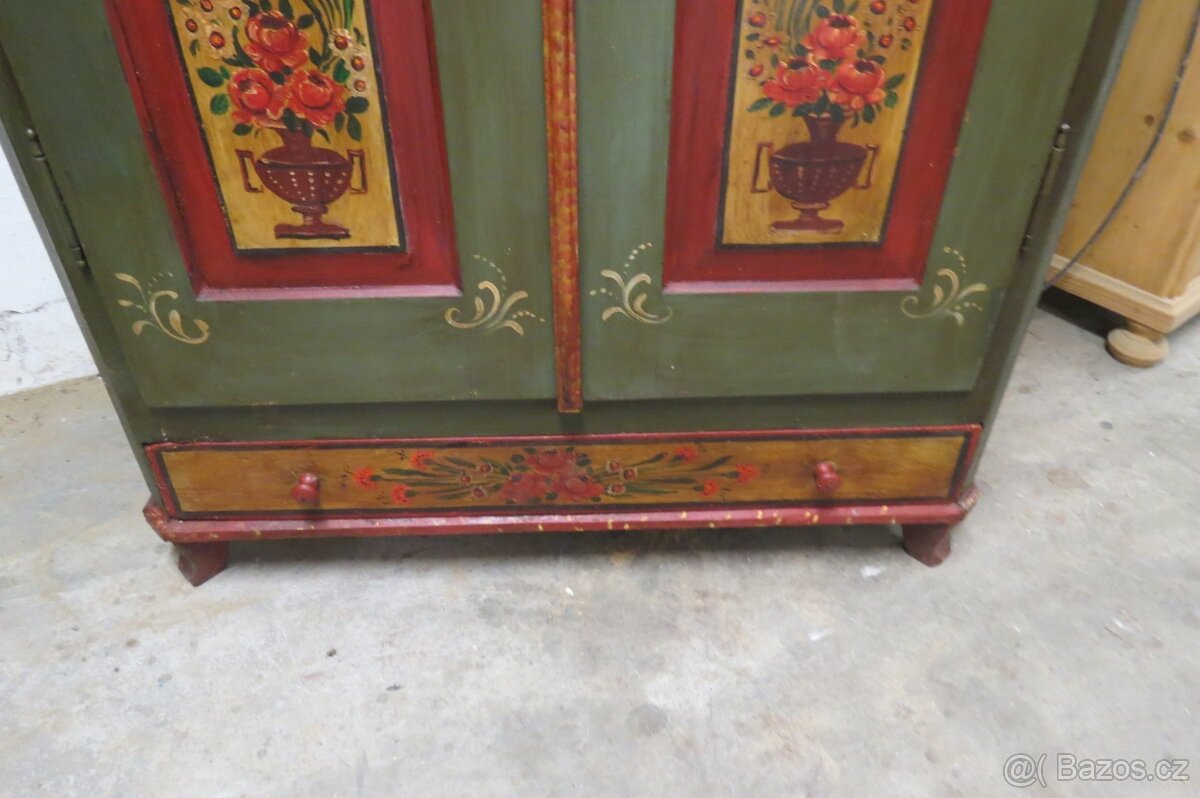 Malovaná skříň po celkové starší renovaci - 5