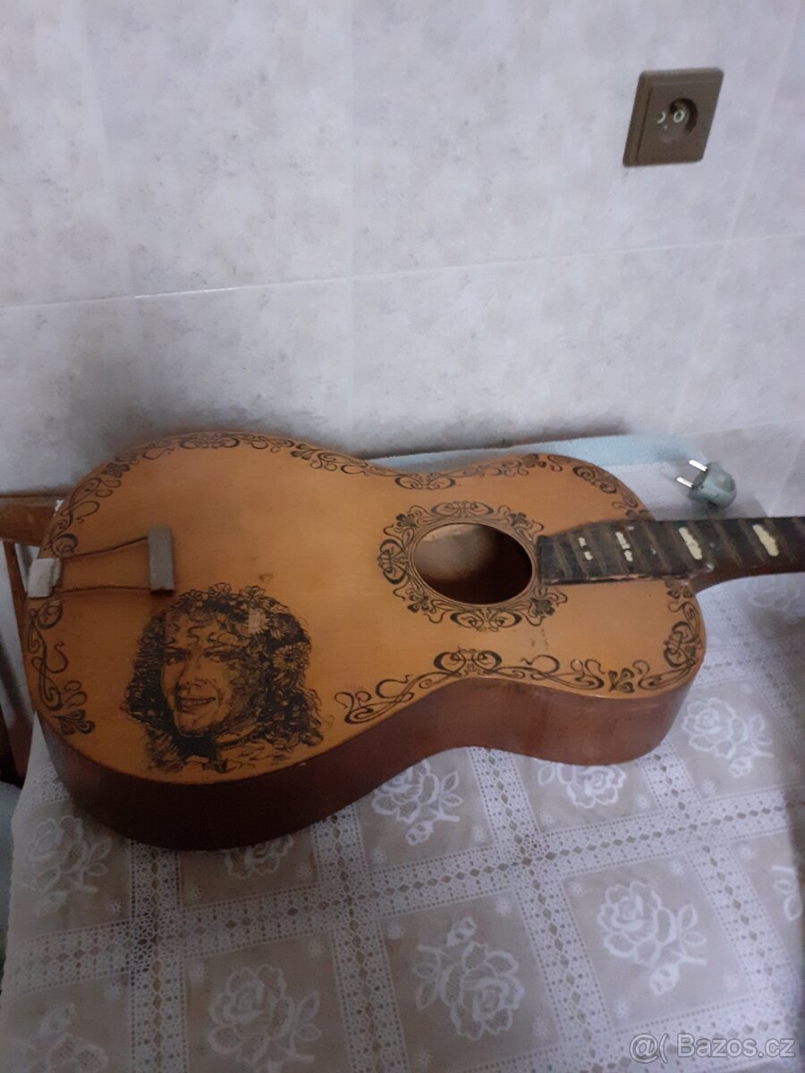 Retro kytara 60 let stará - 5