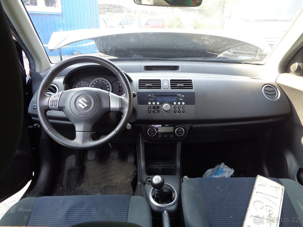 Suzuki swift 1,3i 67,3kw, Rozprodám na náhradní díly - 5