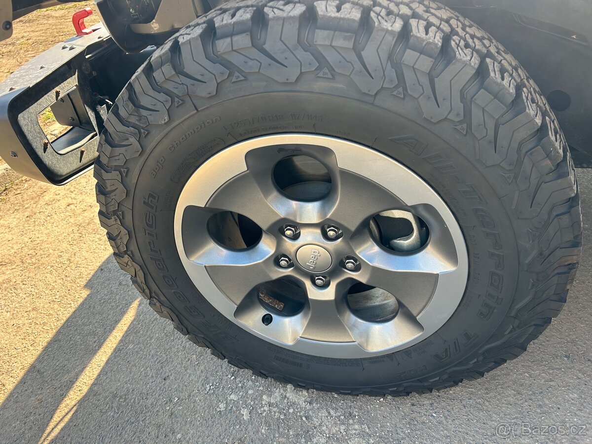 Jeep Wrangler sada alukola r18 Sahara BF Goodrich