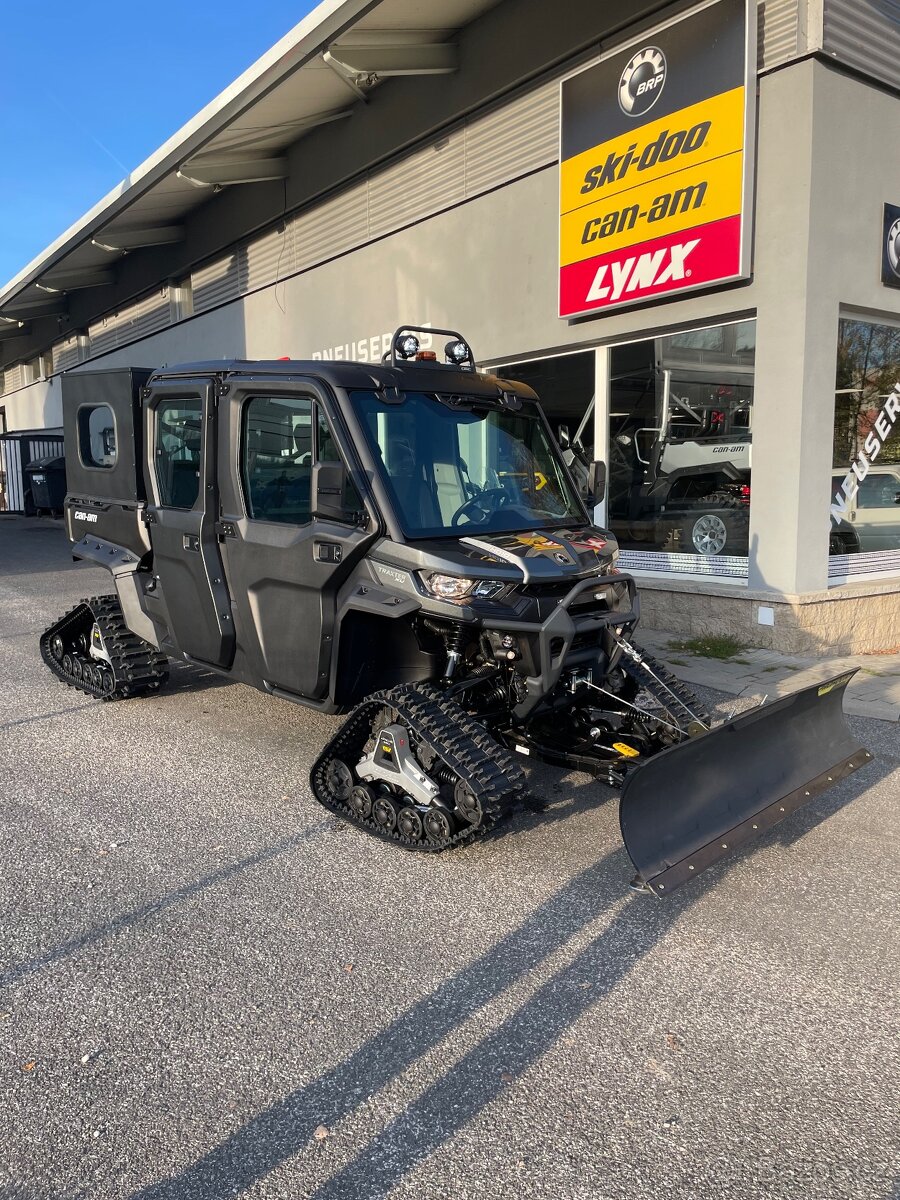 Can Am Traxter Max HD10 XU se něžnými pásy a kabinou