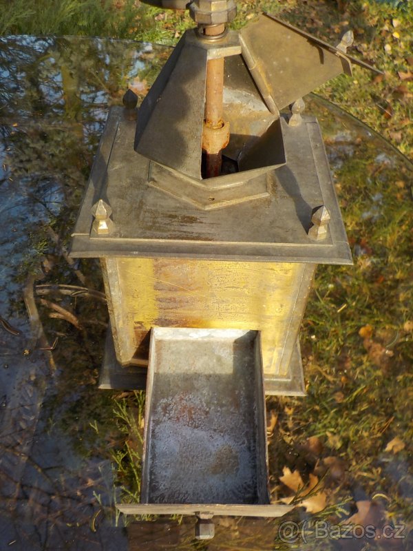 Starožitný mosazný a bakelitový mlýnek na kávu - 5