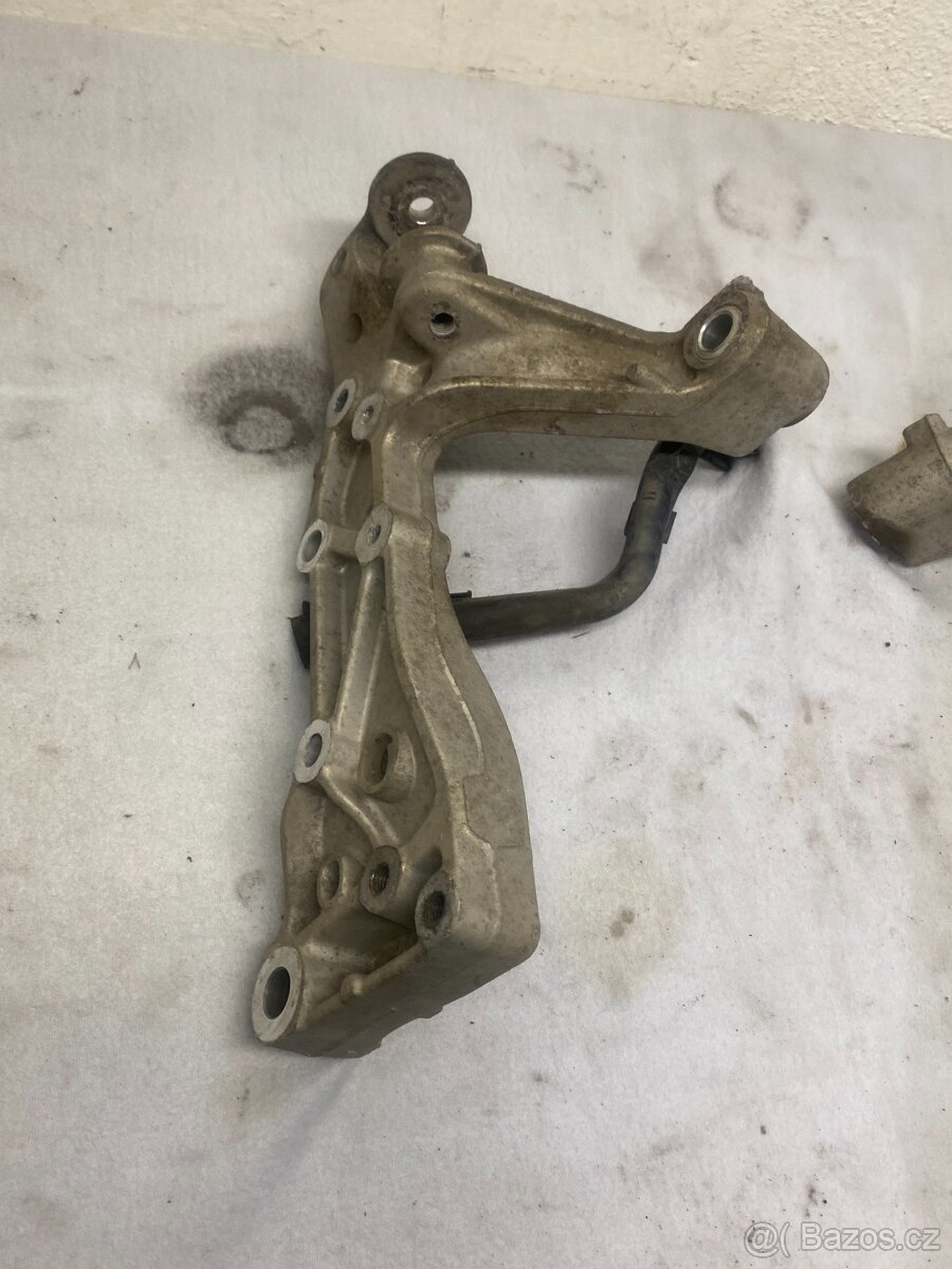 ŠKODA OCTAVIA 2 2004-2013 - KONZOLE PŘEDNÍCH RAMEN - 5