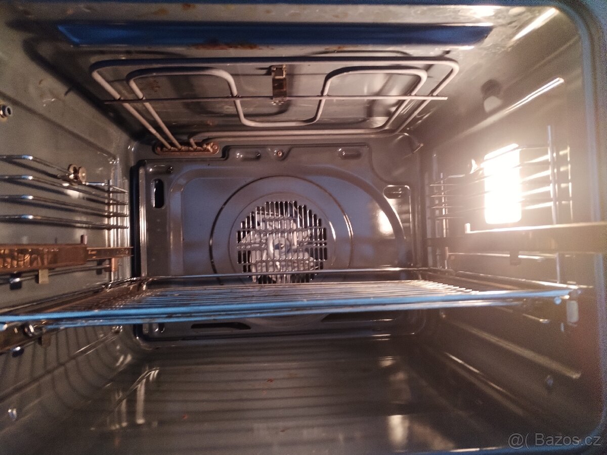 Vestavná horkovzdušná trouba TEKA - 5