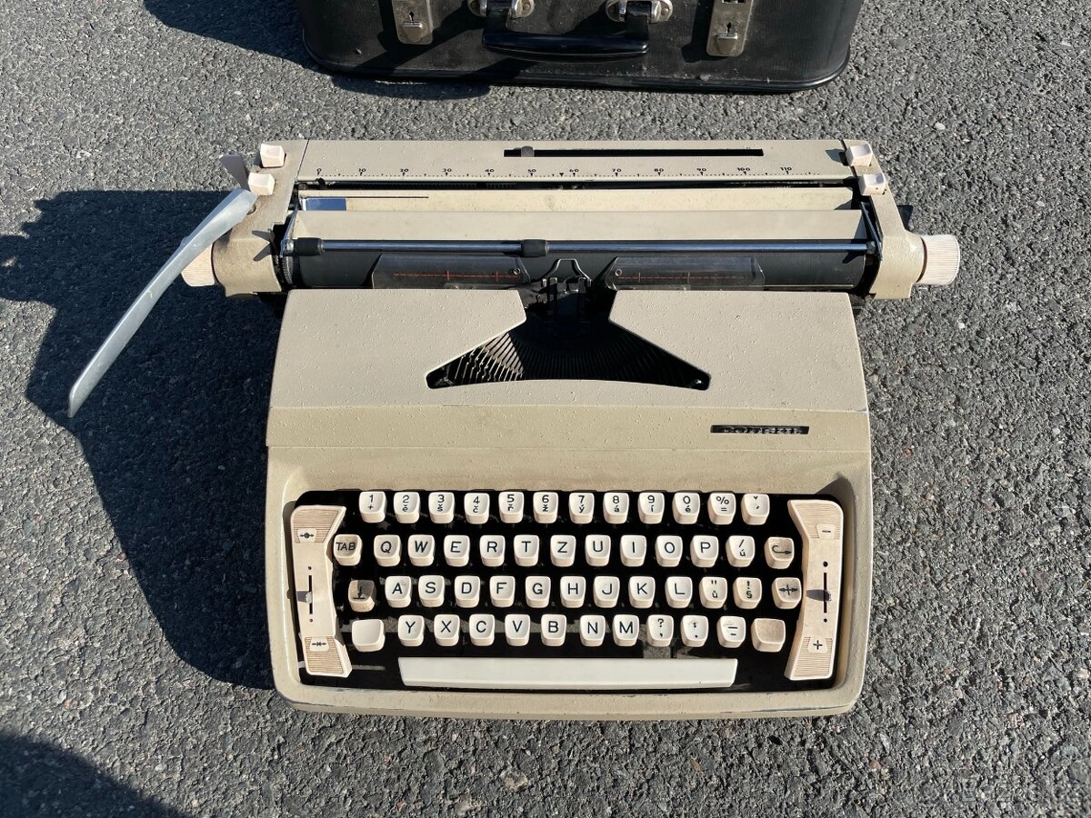 Kufříkový psací stroj Consul 222.2 - 5