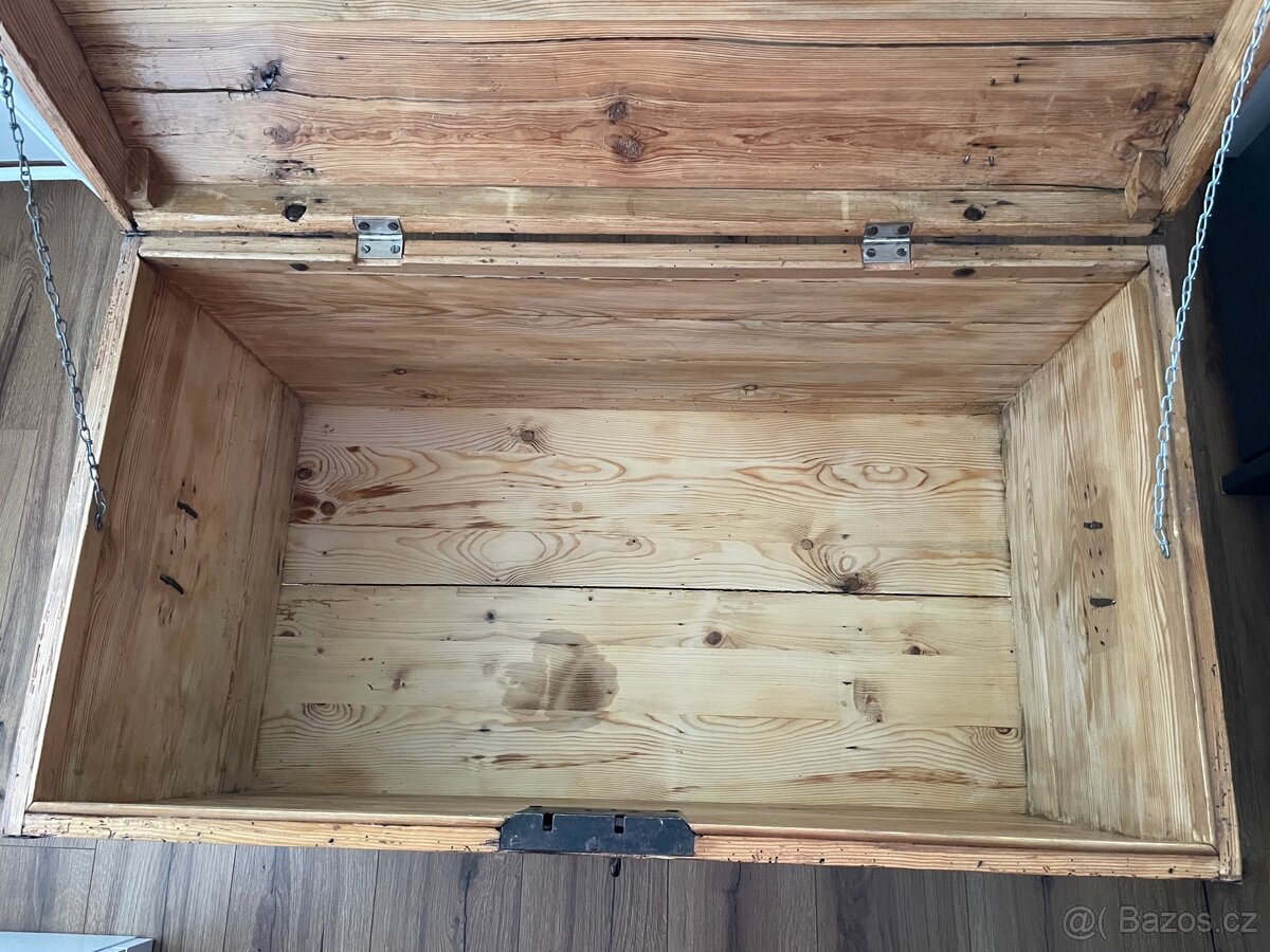 Dřevěná truhla s kováním české výroby - 5