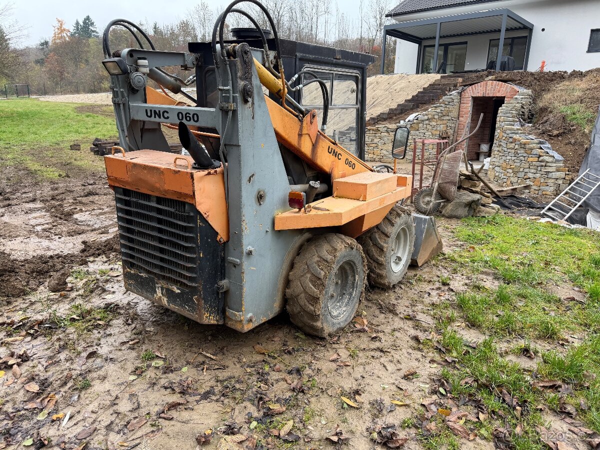 Smykový nakladač UNC 060 - 5