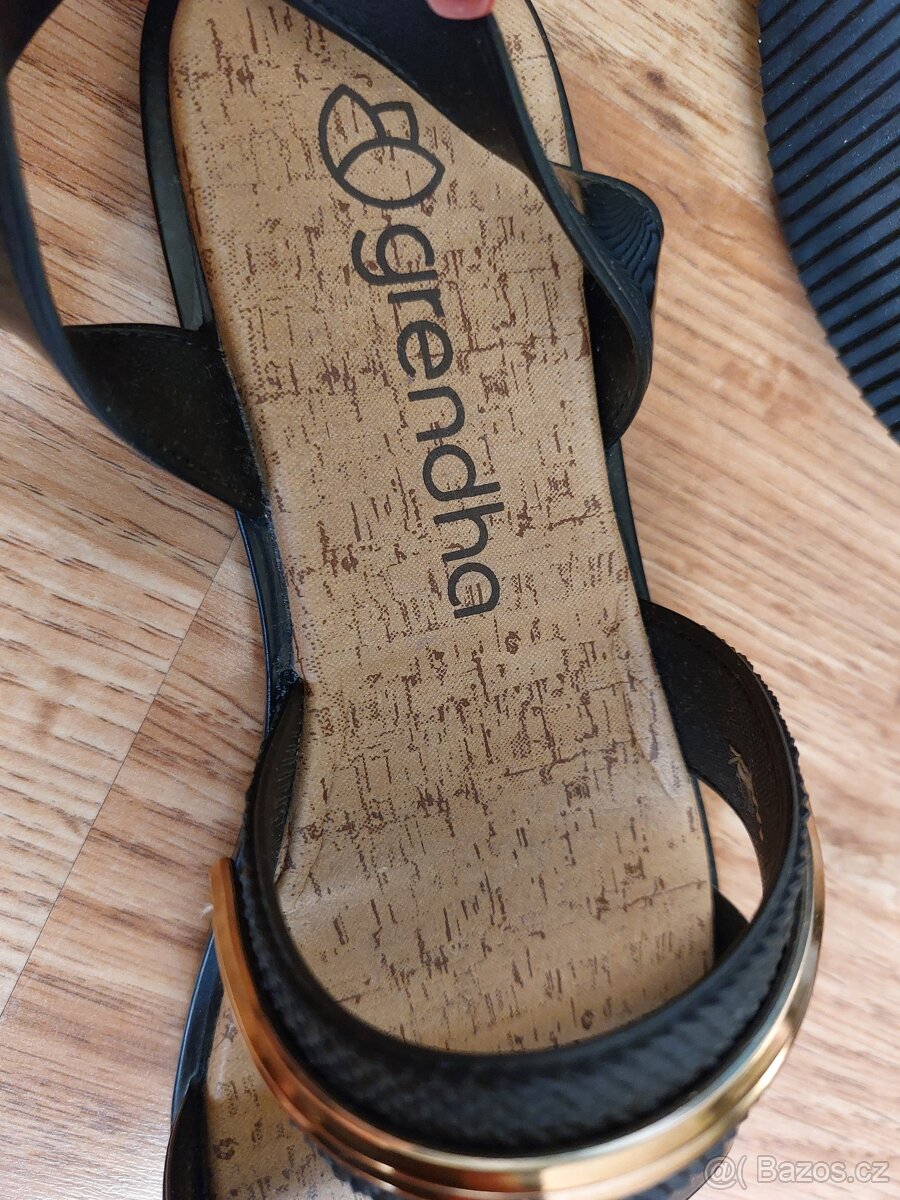 NOVÉ Dívčí sandále velikost 35/36 - 5