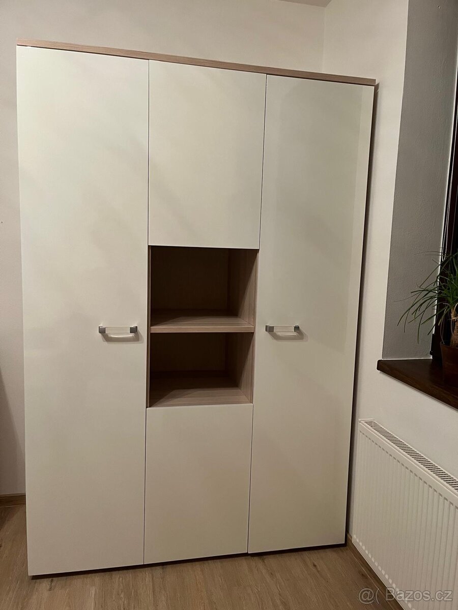 Šatní skříň se dvěma komodami - 5