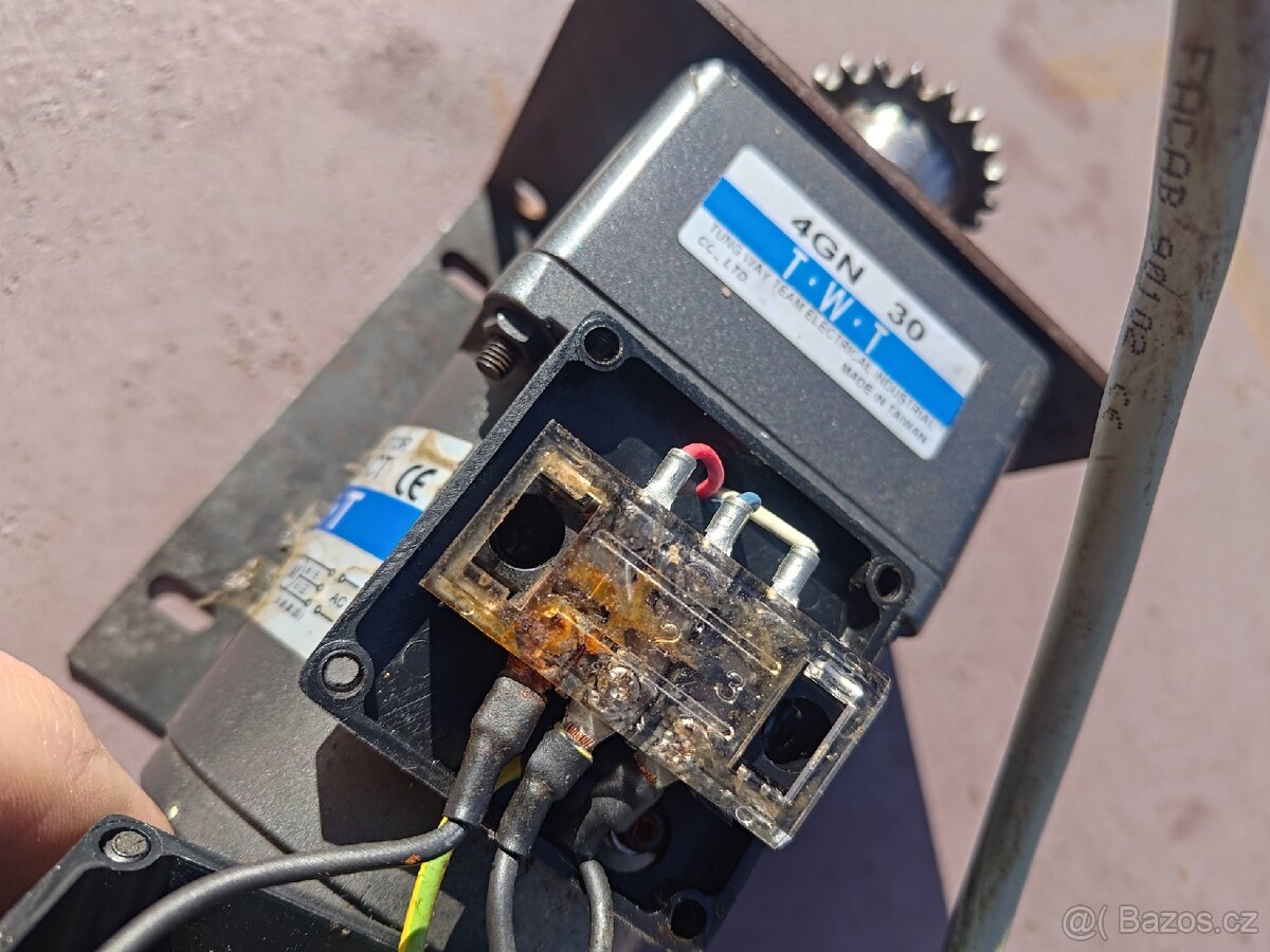 Malý elektromotor s převodovkou - 5